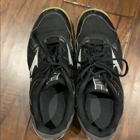 Volleyball shoes - Picture 1 of 3